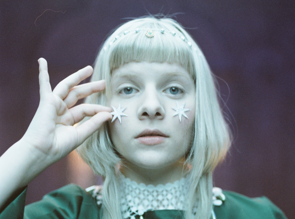 Aurora: „To beg for forgiveness, just for being born, it's very absurd“